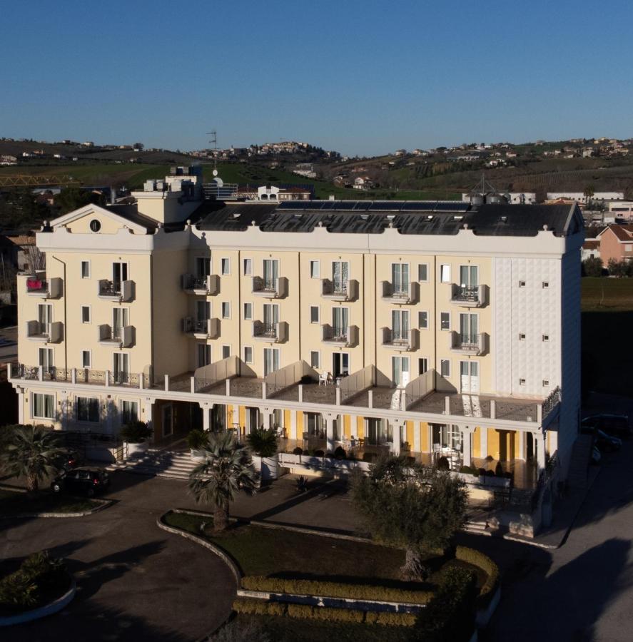 Hotel Concorde Sant'Egidio alla Vibrata Ngoại thất bức ảnh